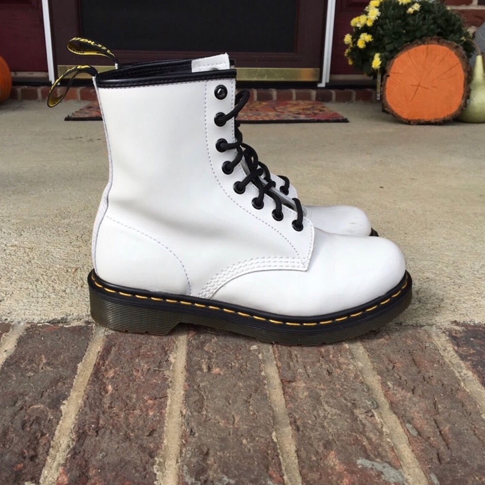 White doc martens / dr martens